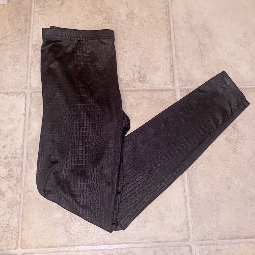 NEW YORK & COMPANY snake print black leggings